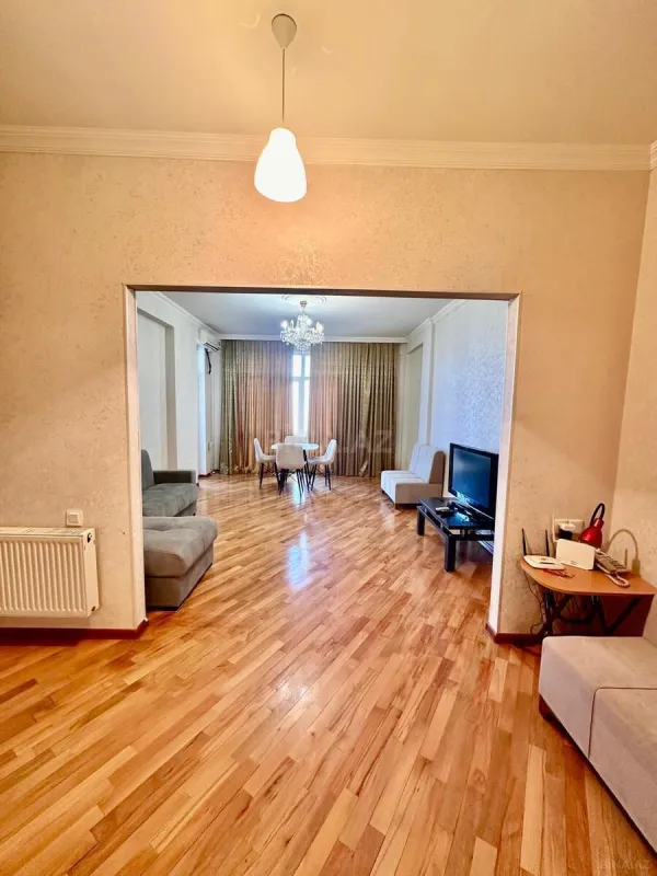 Kirayə verilir 2 otaqlı mənzil 85 m²