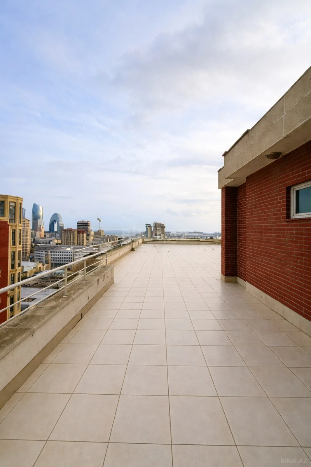 Satılır 5 otaqlı mənzil 390 m²