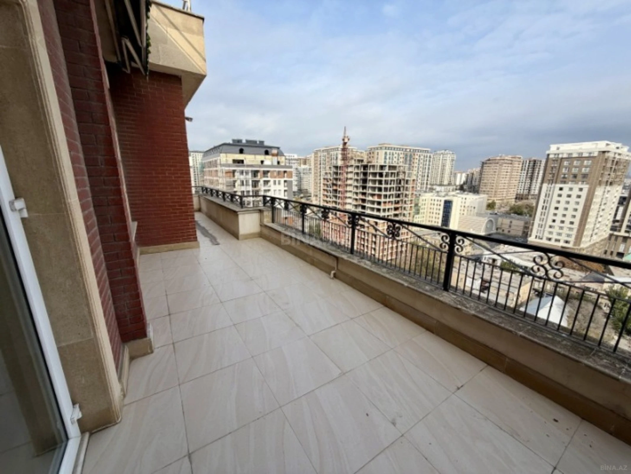 Satılır 5 otaqlı mənzil 390 m²