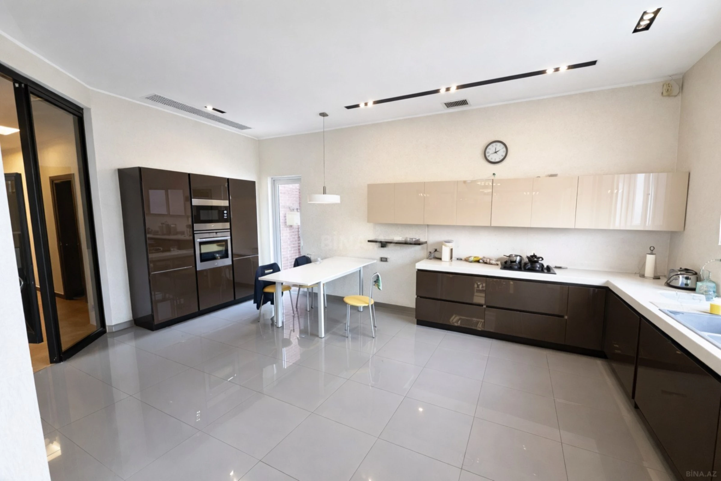 Satılır 5 otaqlı mənzil 390 m²