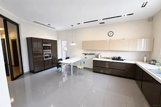 Satılır 5 otaqlı mənzil 390 m²
