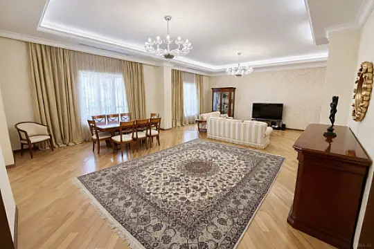 Satılır 5 otaqlı mənzil 390 m²