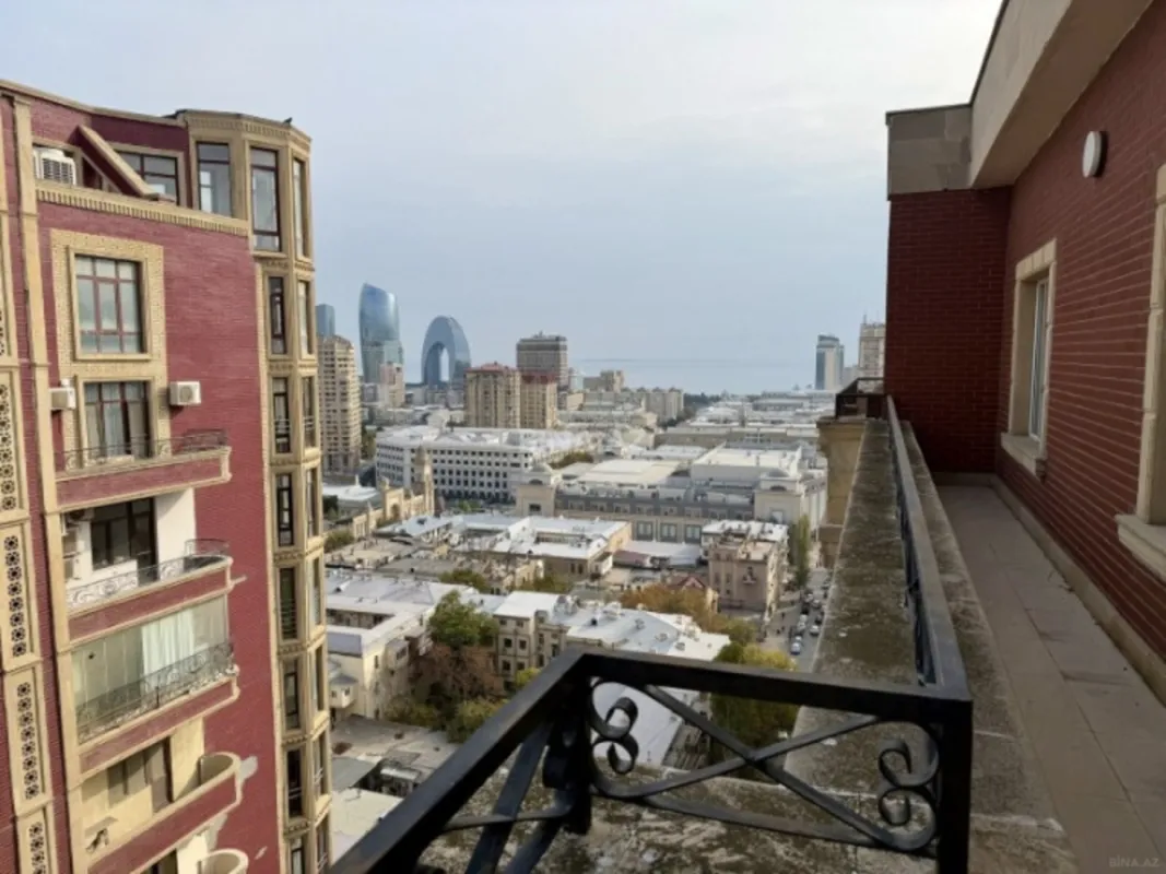 Satılır 5 otaqlı mənzil 390 m²