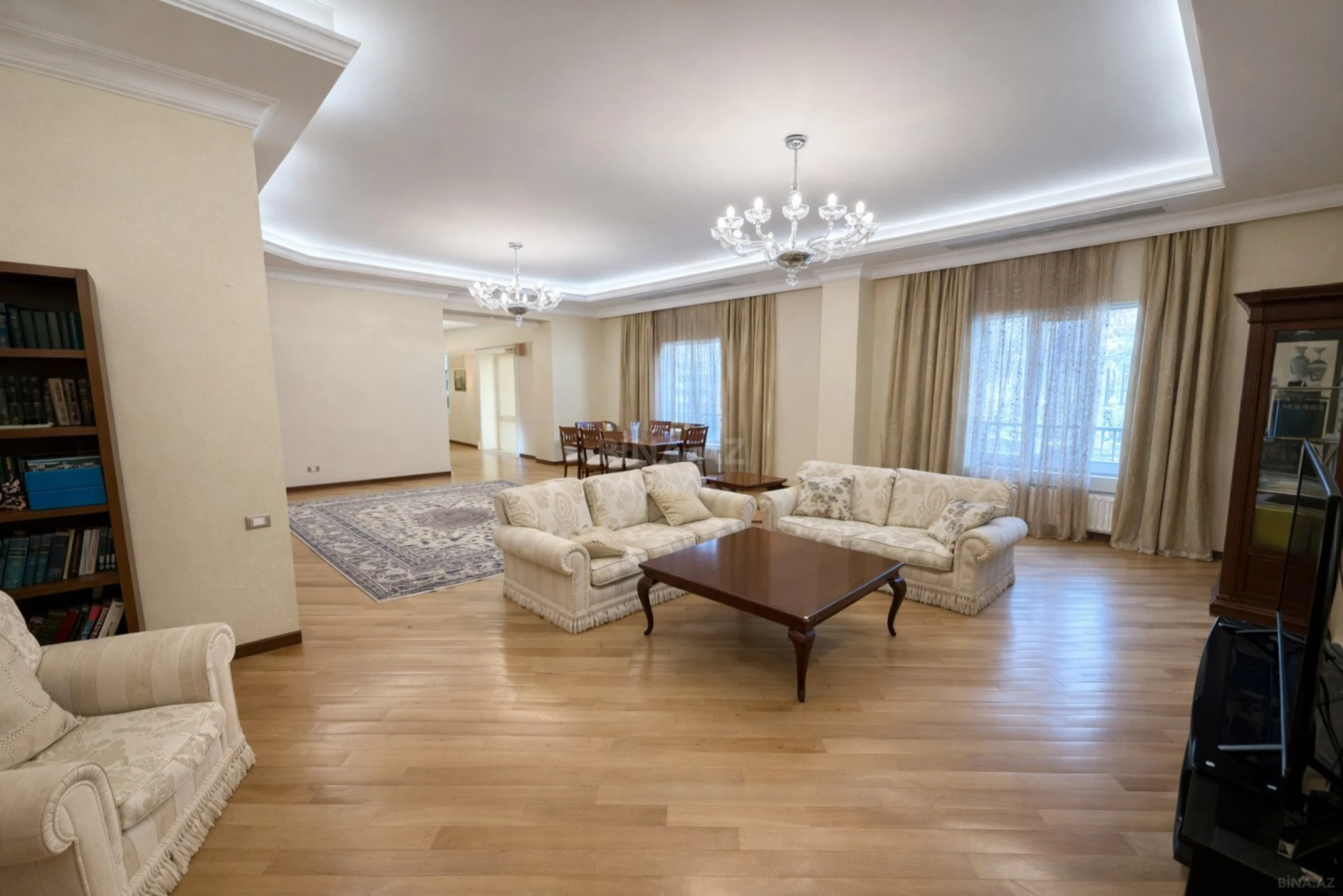 Satılır 5 otaqlı mənzil 390 m²