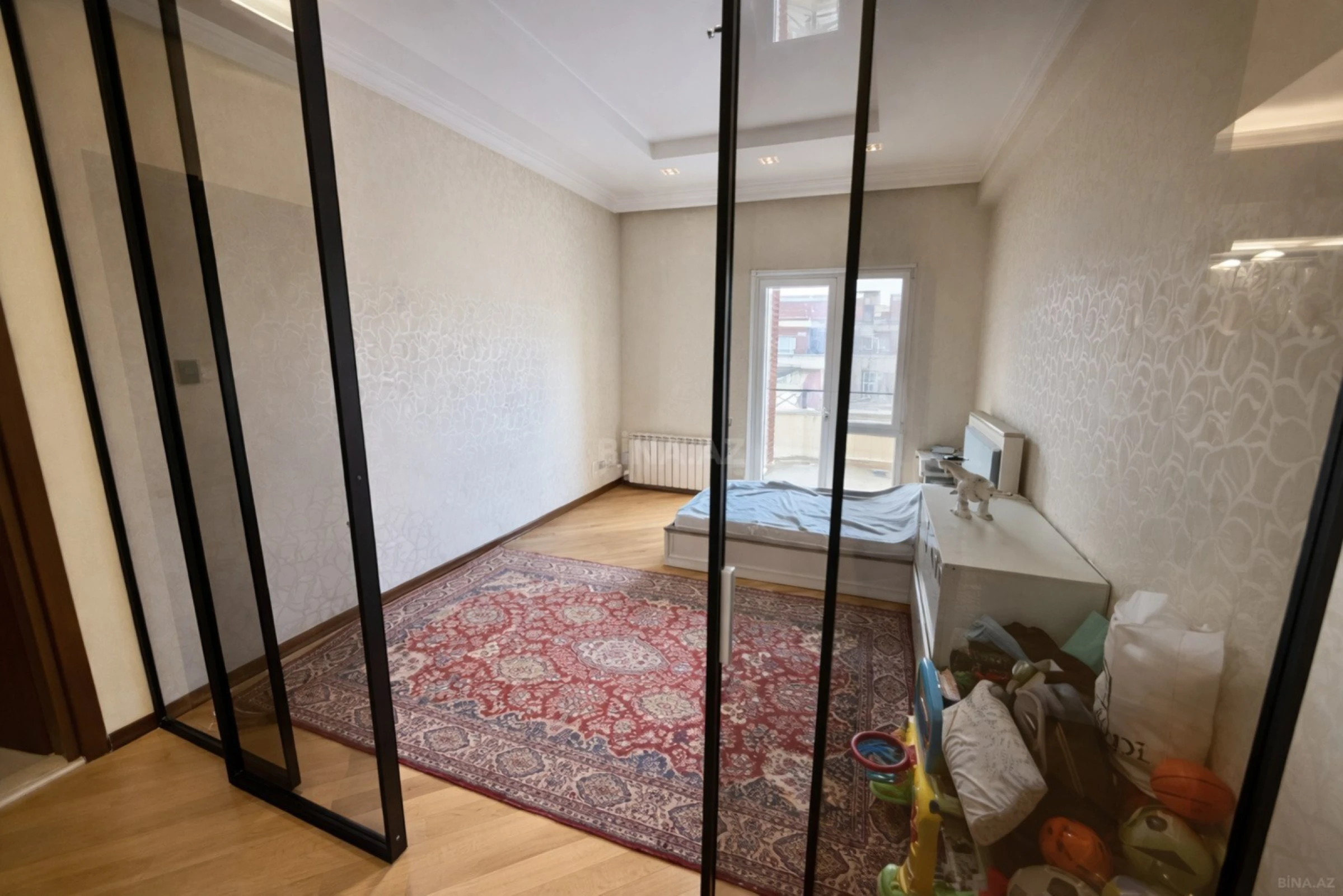 Satılır 5 otaqlı mənzil 390 m²