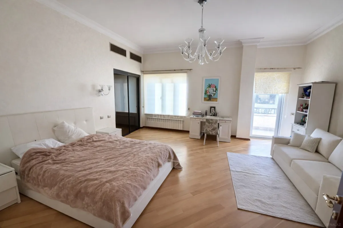Satılır 5 otaqlı mənzil 390 m²