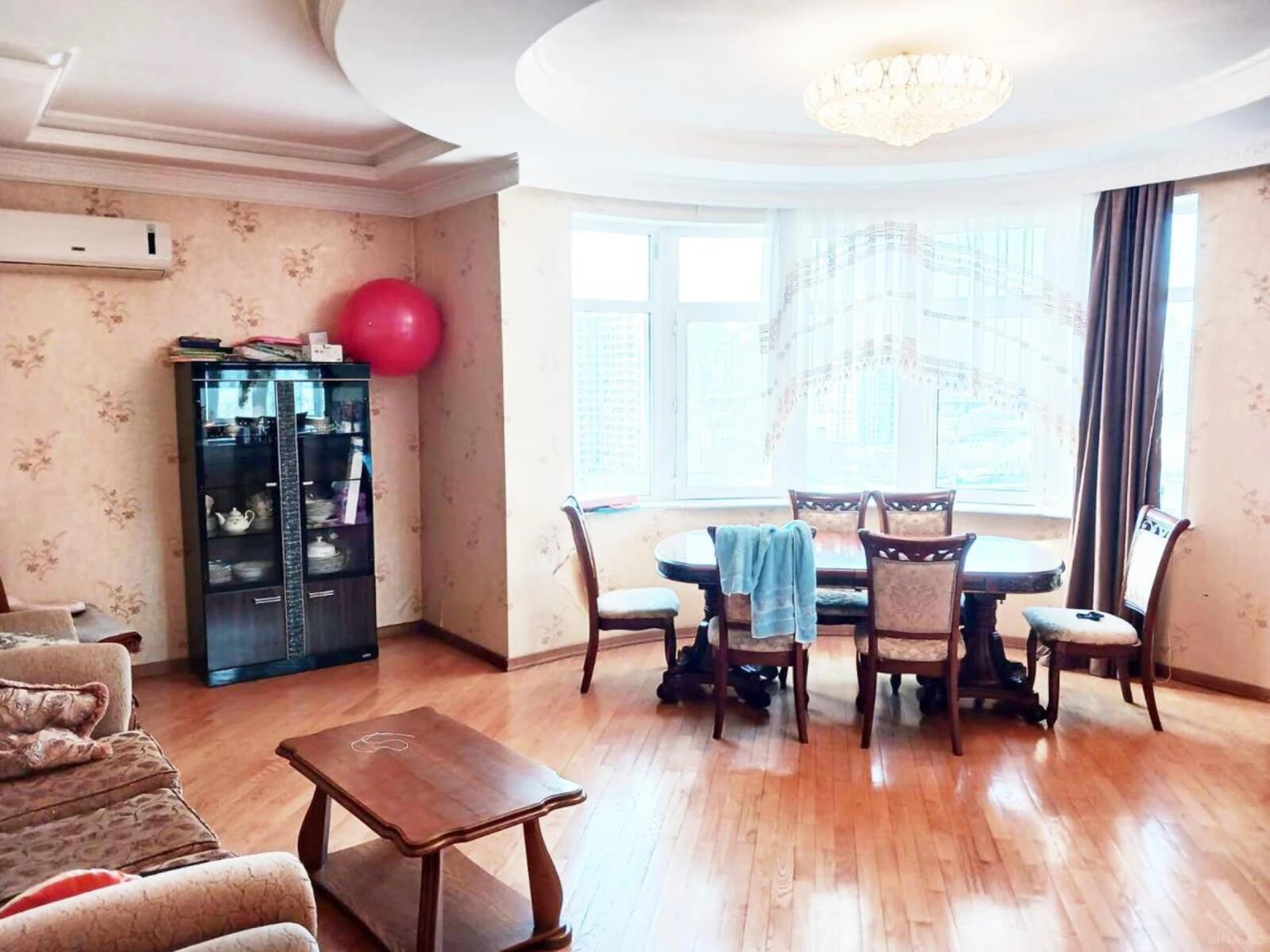 Satılır 3 otaqlı mənzil 135 m²