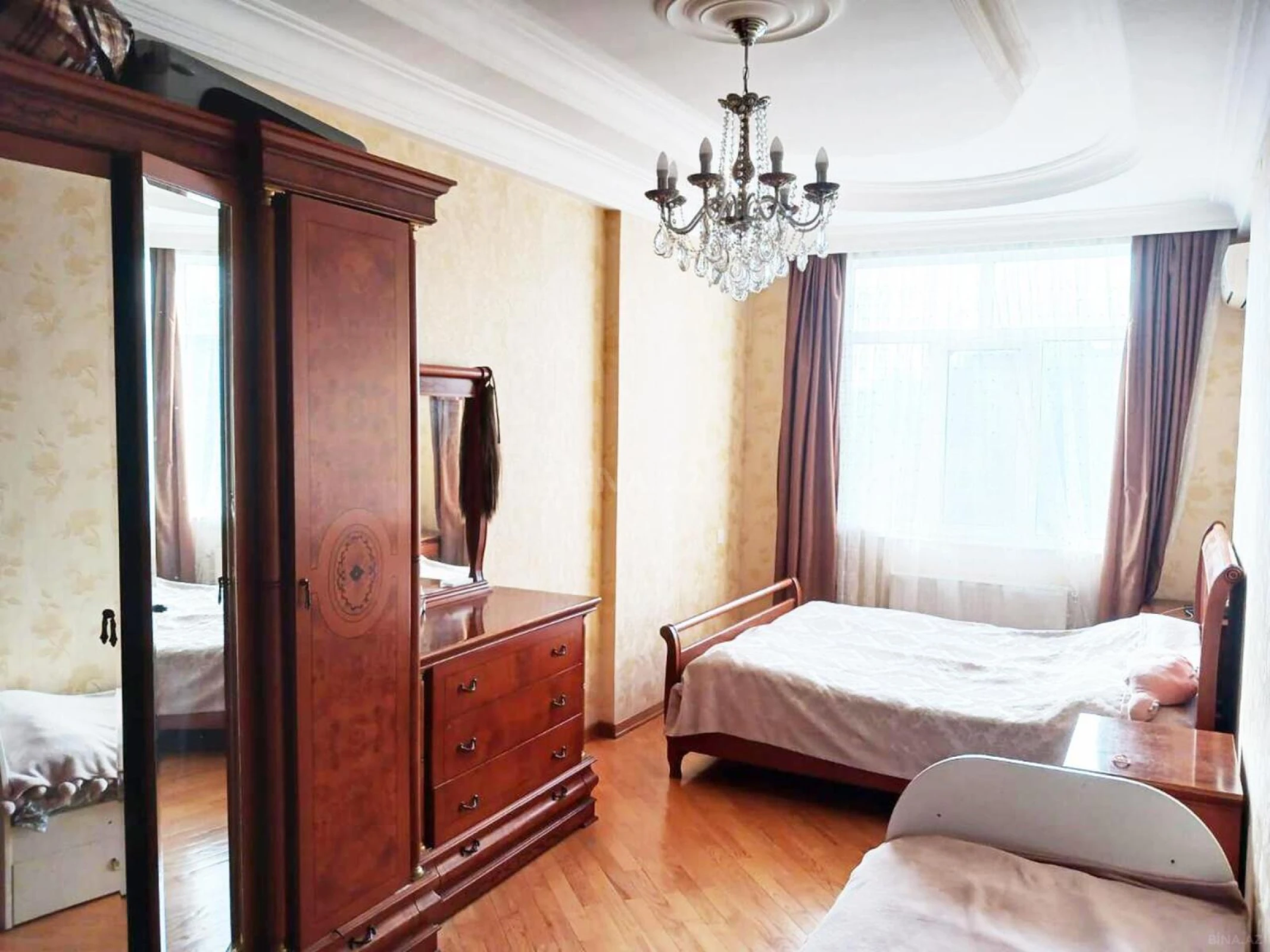 Satılır 3 otaqlı mənzil 135 m²
