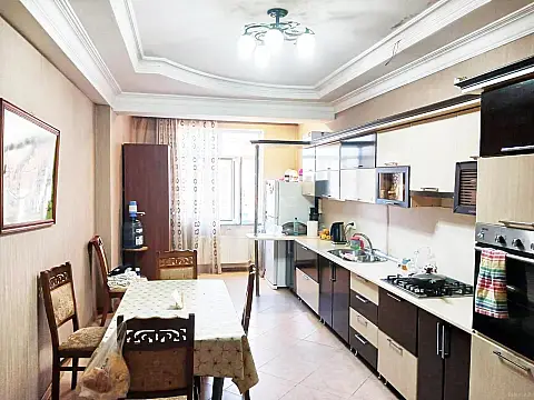 Satılır 3 otaqlı mənzil 135 m²