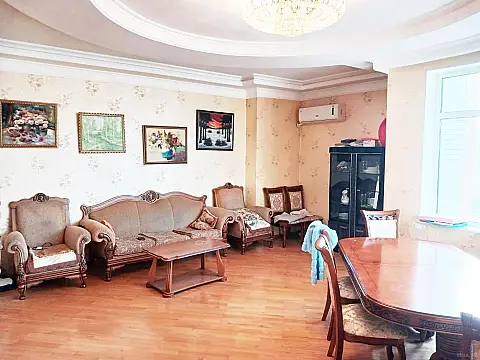 Satılır 3 otaqlı mənzil 135 m²