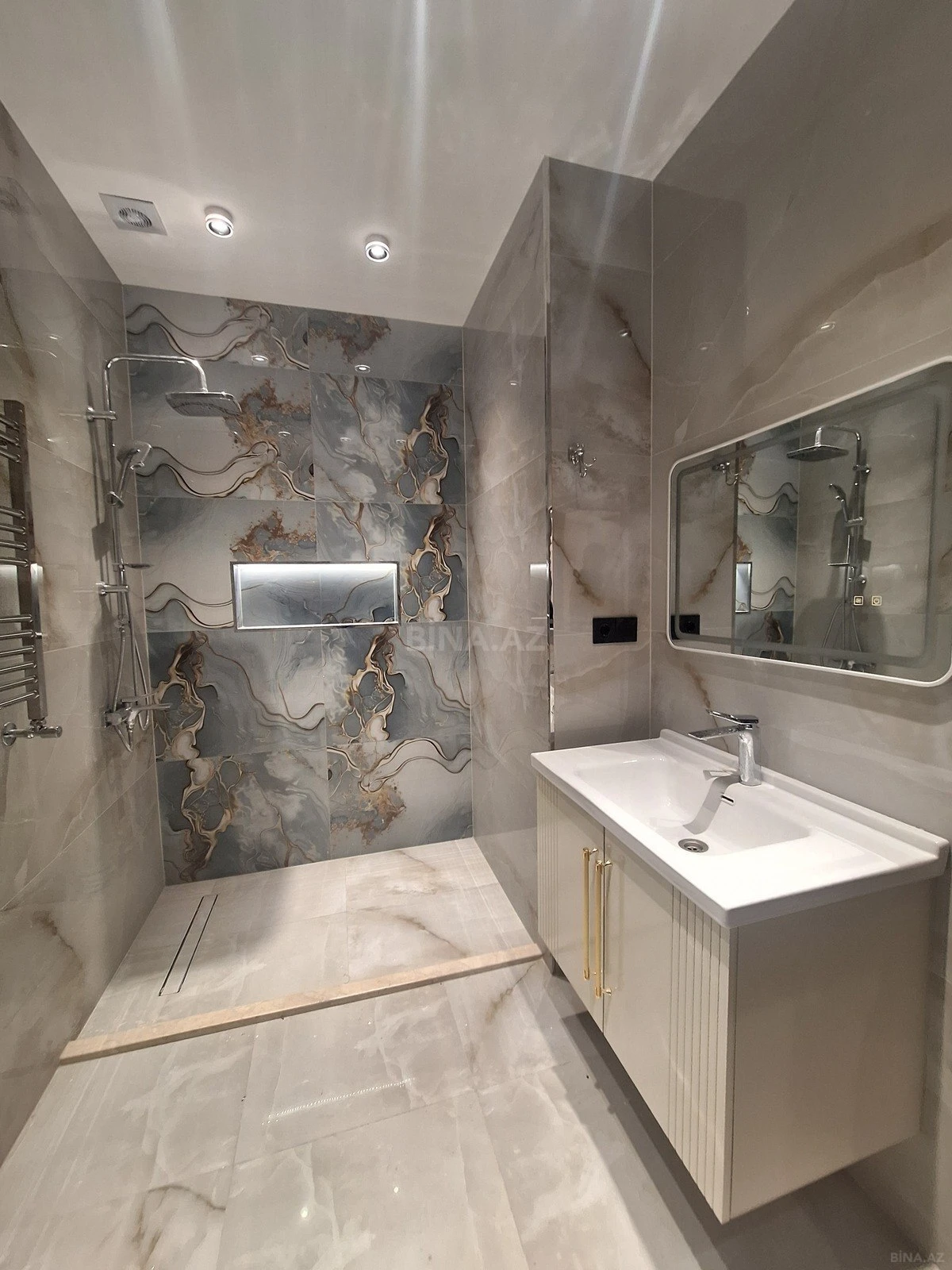 Satılır 2 otaqlı mənzil 70 m²