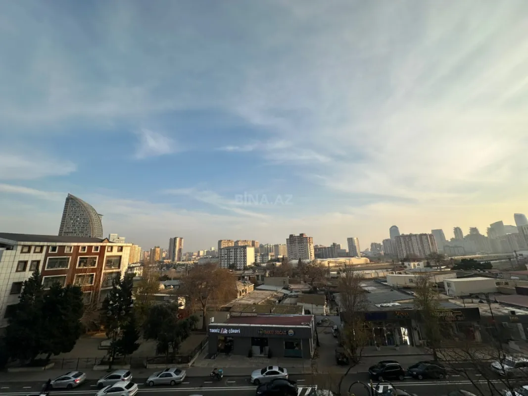 Satılır 4 otaqlı mənzil 174 m²