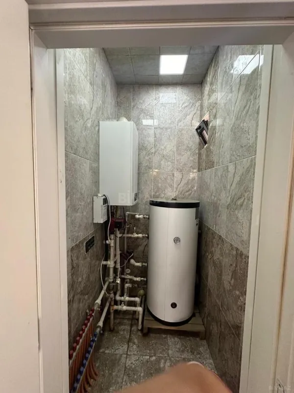 Satılır 6 otaqlı həyət evi 240 m²