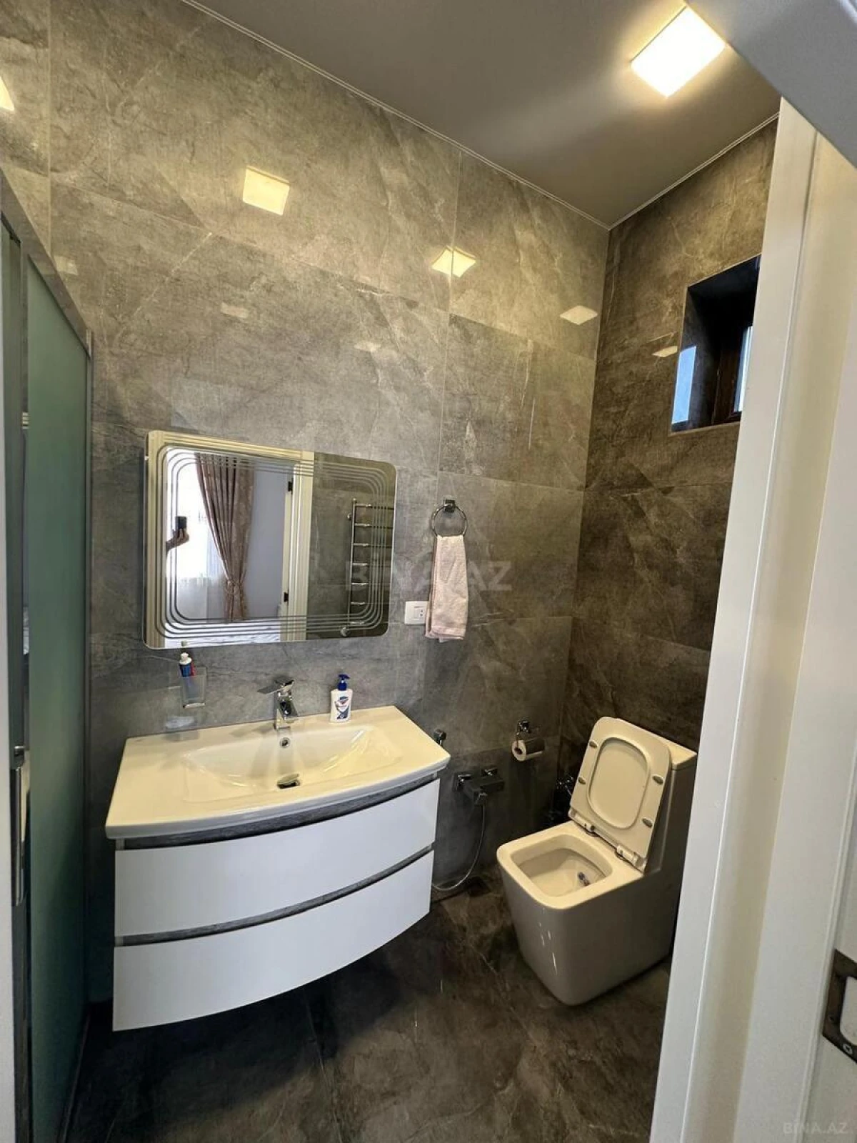 Satılır 6 otaqlı həyət evi 240 m²