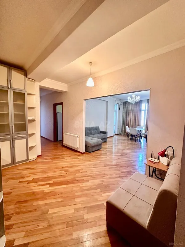 Kirayə verilir 2 otaqlı mənzil 86 m²