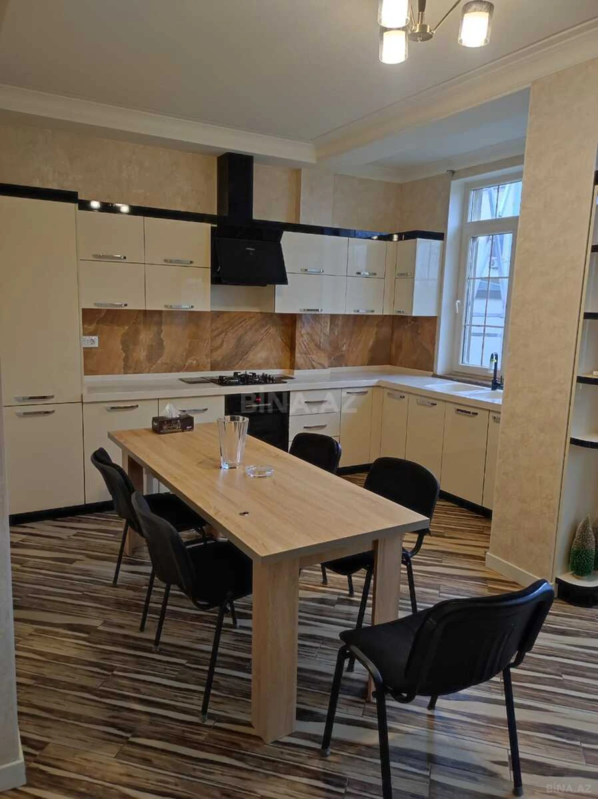 Kirayə verilir 4 otaqlı mənzil 160 m²