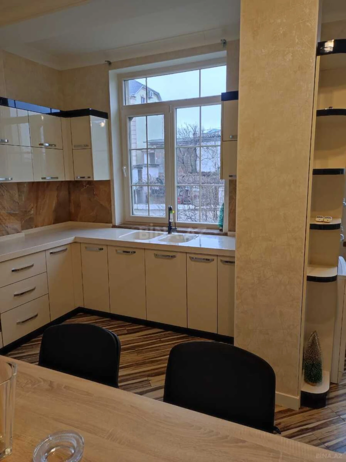 Kirayə verilir 4 otaqlı mənzil 160 m²