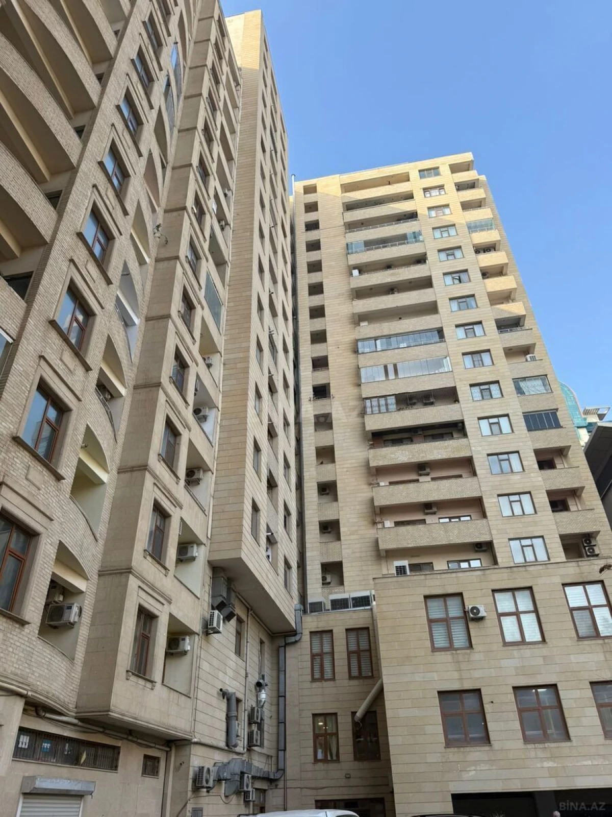 Satılır 4 otaqlı mənzil 186 m²