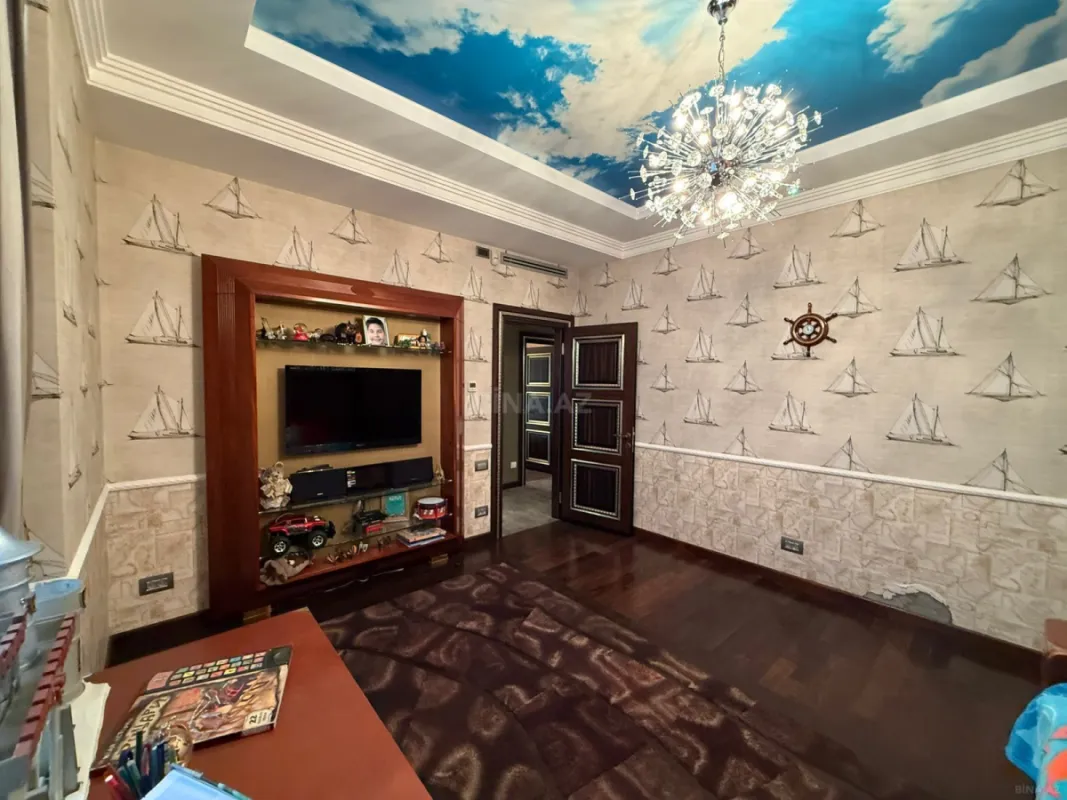 Satılır 4 otaqlı mənzil 186 m²