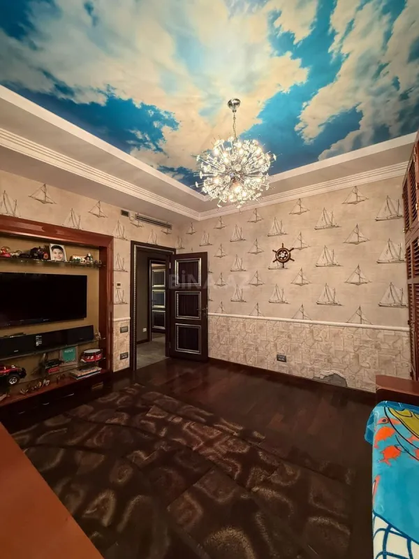 Satılır 4 otaqlı mənzil 186 m²
