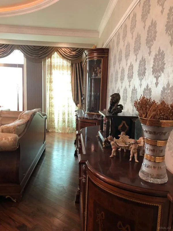 Satılır 4 otaqlı mənzil 186 m²