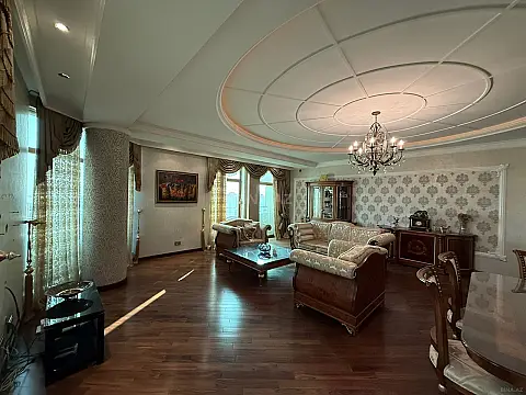 Satılır 4 otaqlı mənzil 186 m²