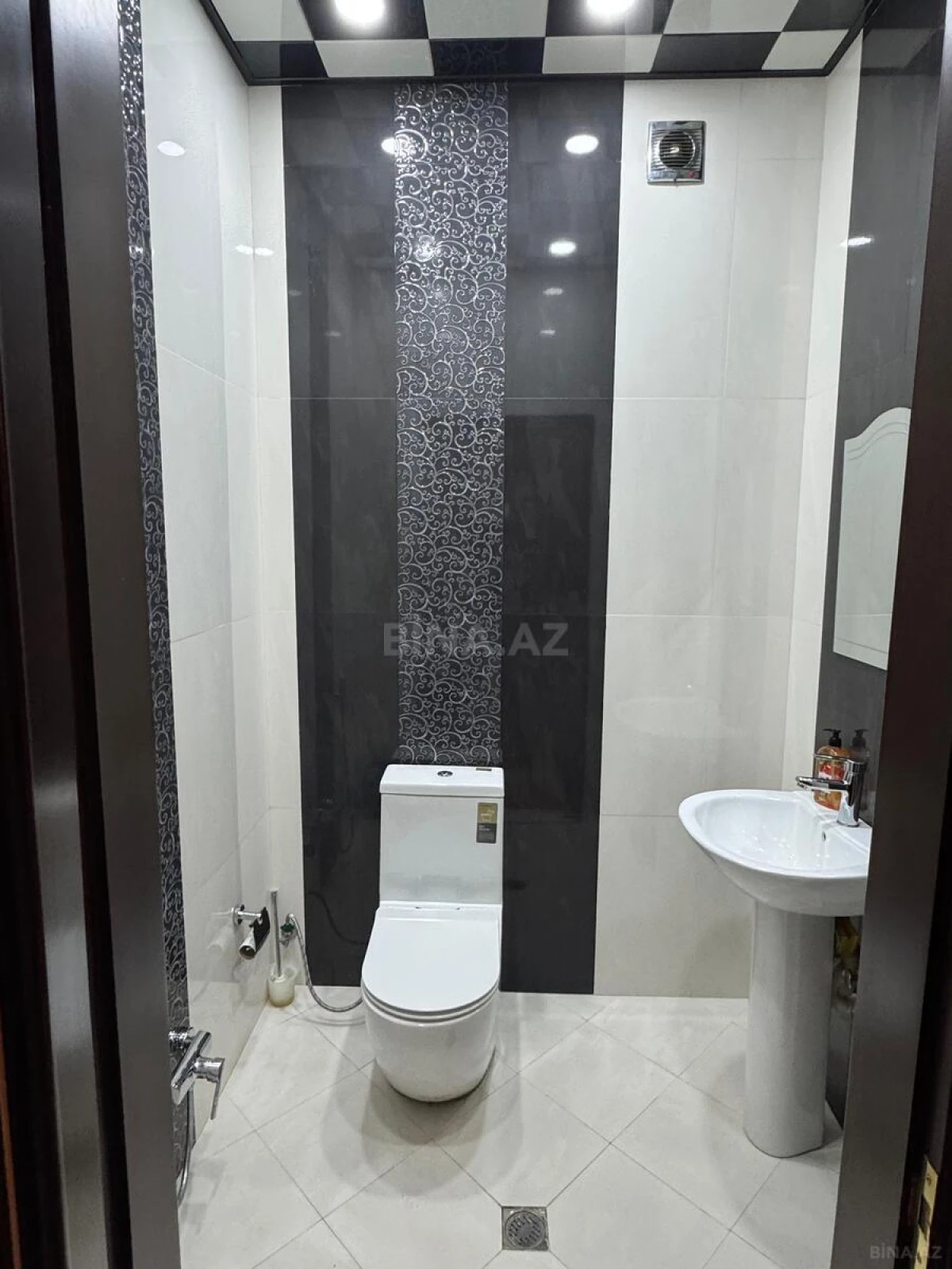 Kirayə verilir 2 otaqlı mənzil 125 m²