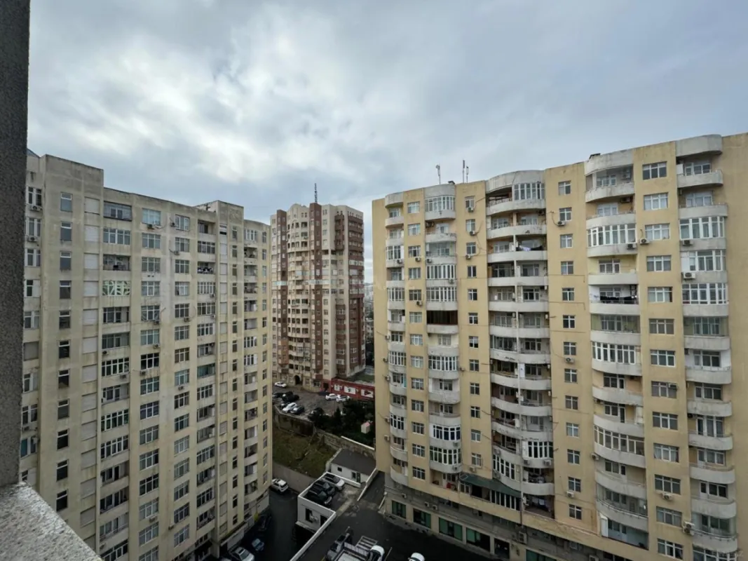 Satılır 4 otaqlı mənzil 202 m²