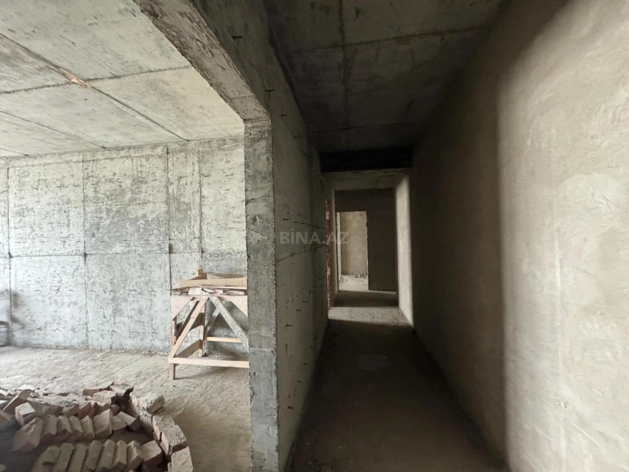 Satılır 4 otaqlı mənzil 202 m²
