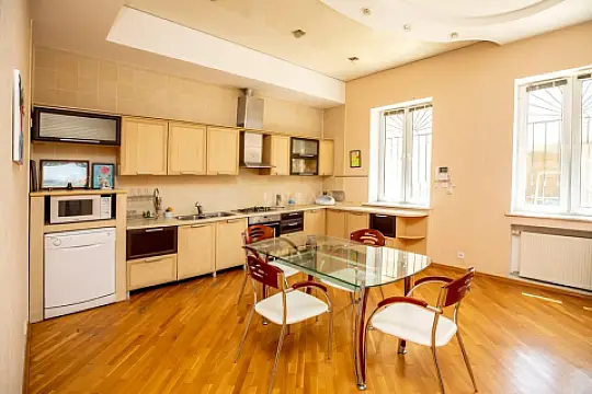 Satılır 7 otaqlı həyət evi 500 m²