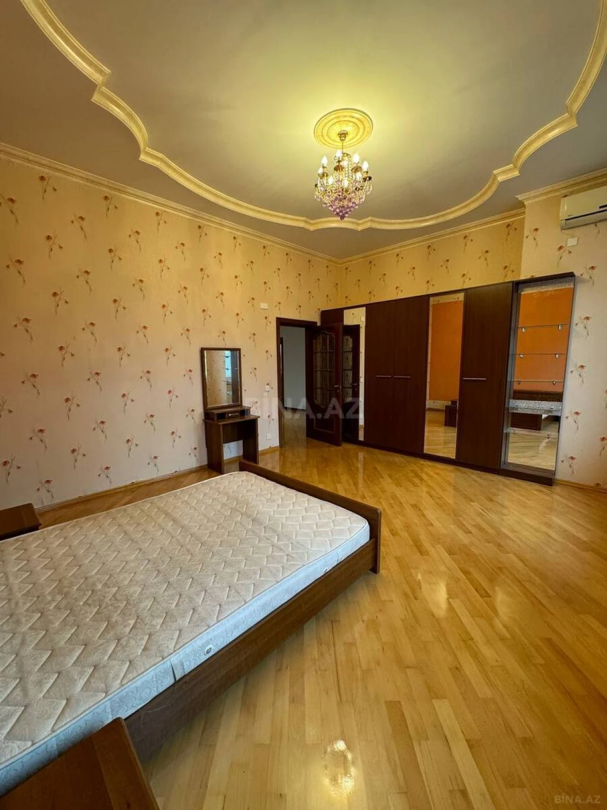 Satılır 7 otaqlı həyət evi 500 m²