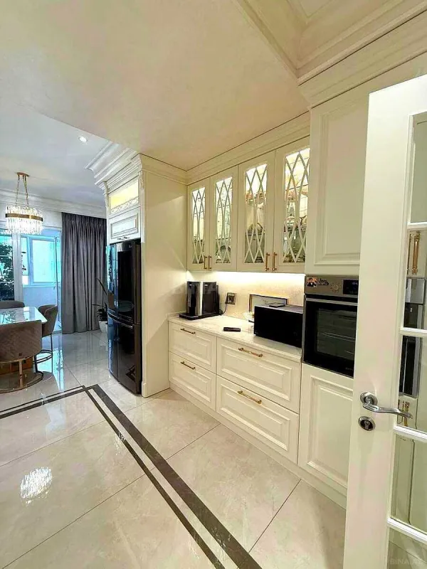 Satılır 4 otaqlı mənzil 215.5 m²