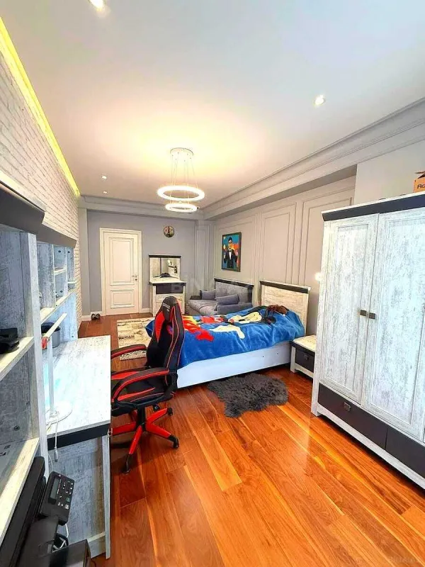 Satılır 4 otaqlı mənzil 215.5 m²