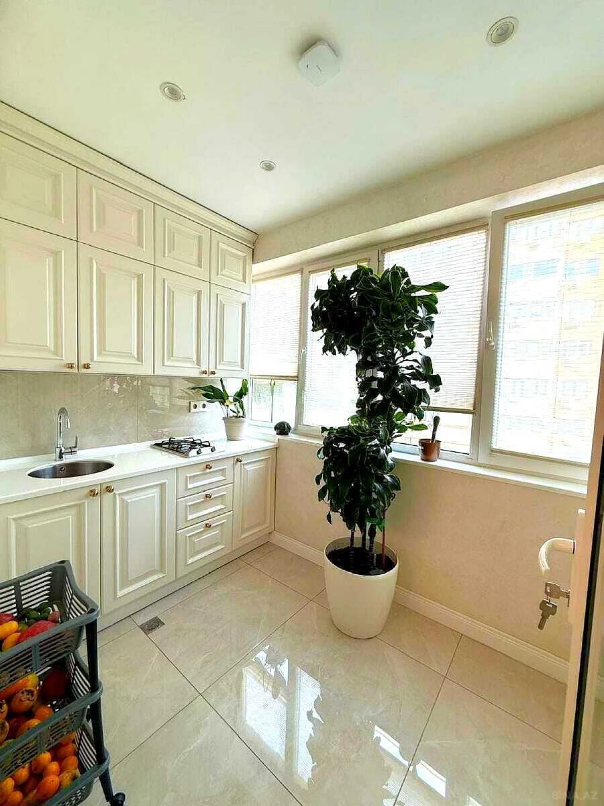 Satılır 4 otaqlı mənzil 215.5 m²