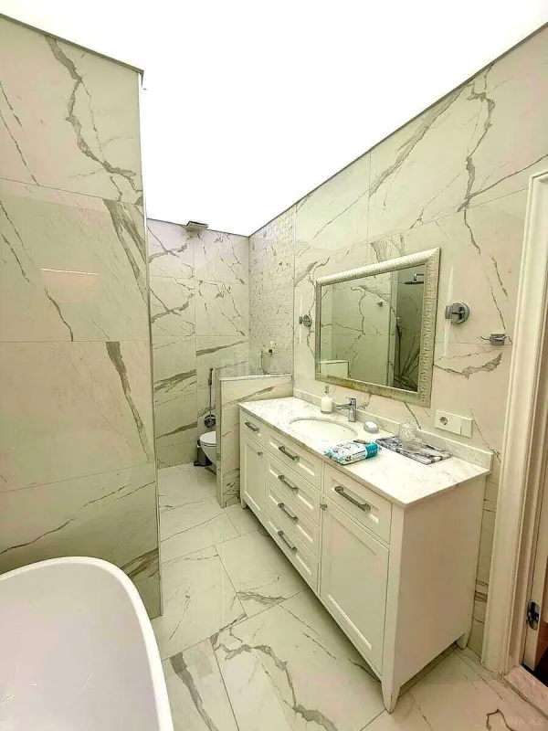 Satılır 4 otaqlı mənzil 215.5 m²