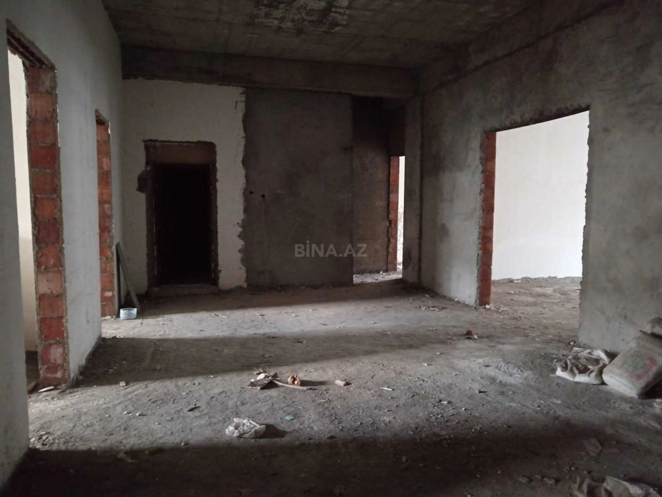 Satılır 5 otaqlı mənzil 245 m²