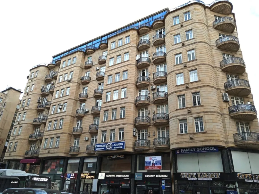 Satılır 5 otaqlı mənzil 245 m²
