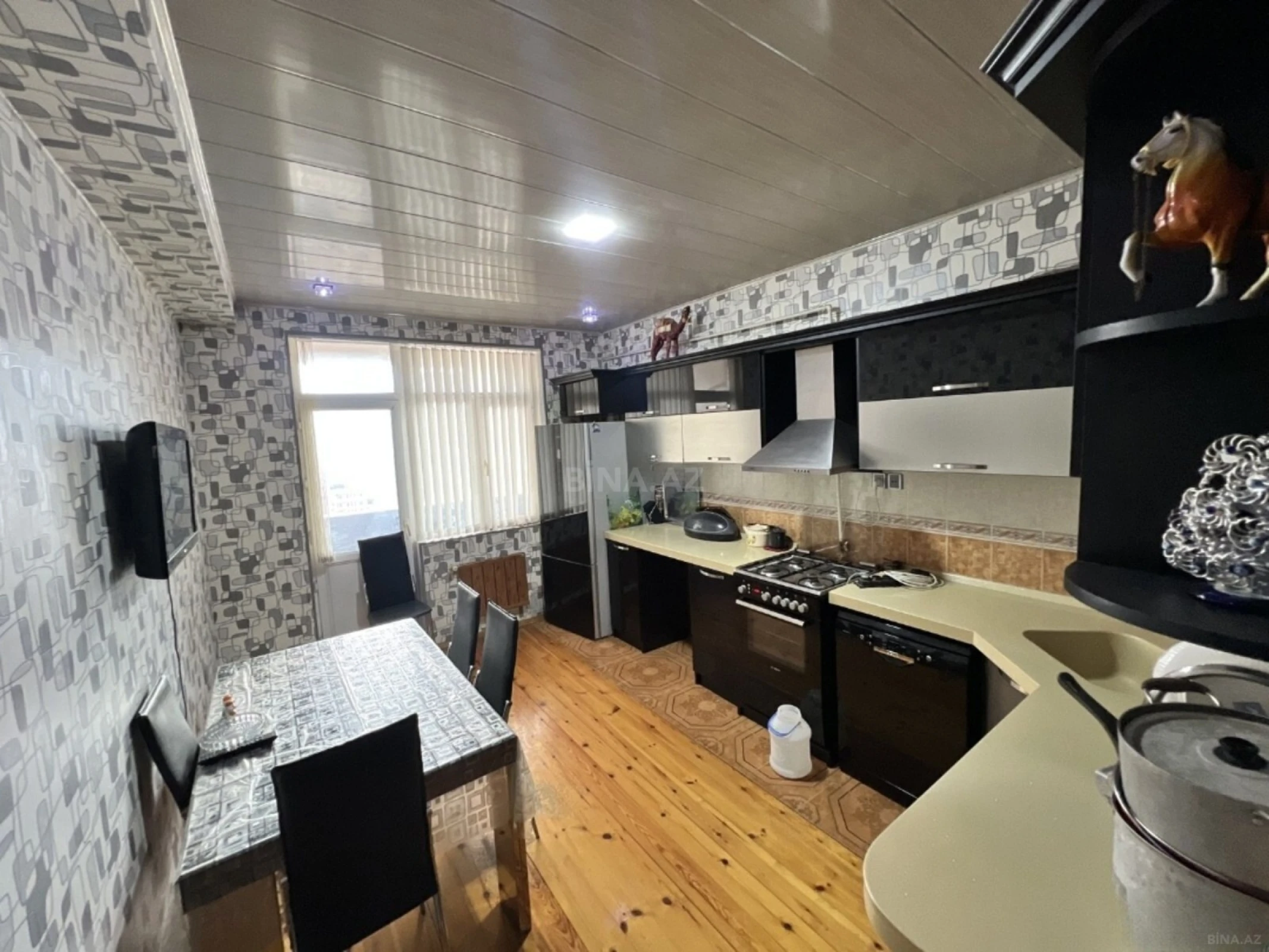 Satılır 3 otaqlı mənzil 140 m²