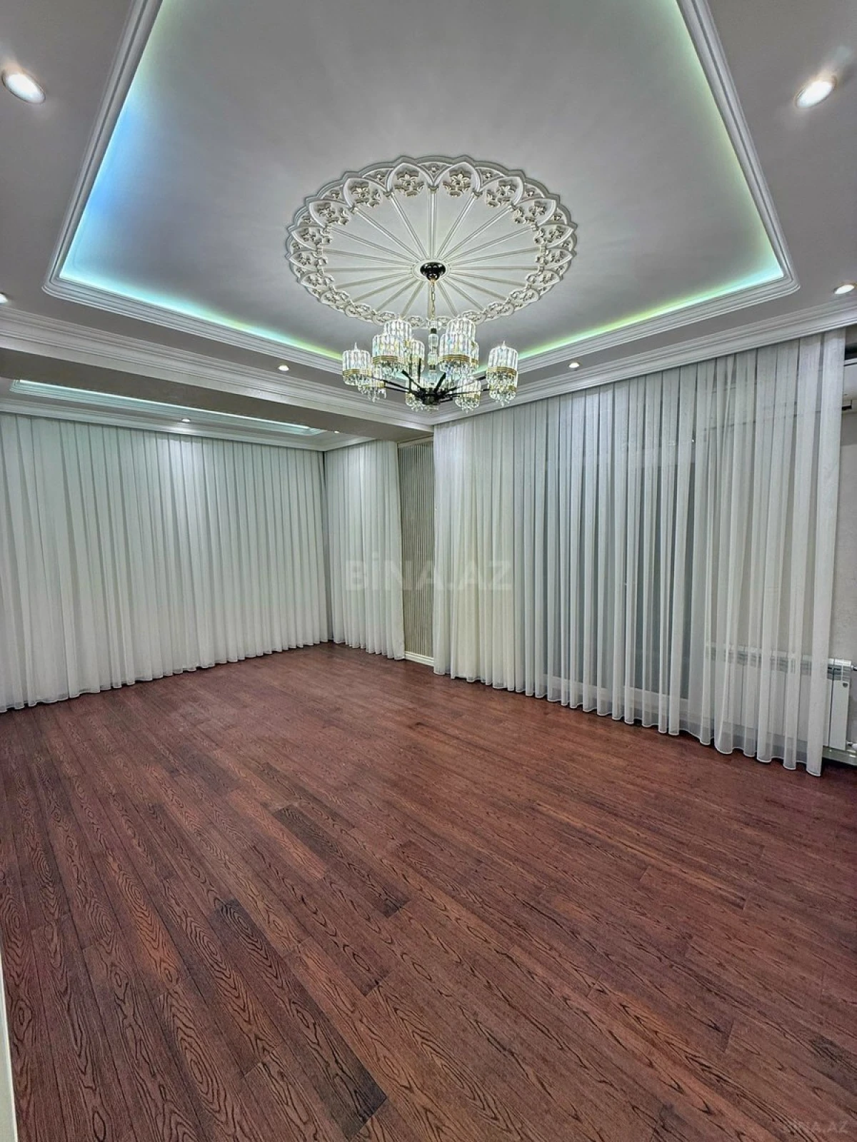 Satılır 4 otaqlı mənzil 165 m²