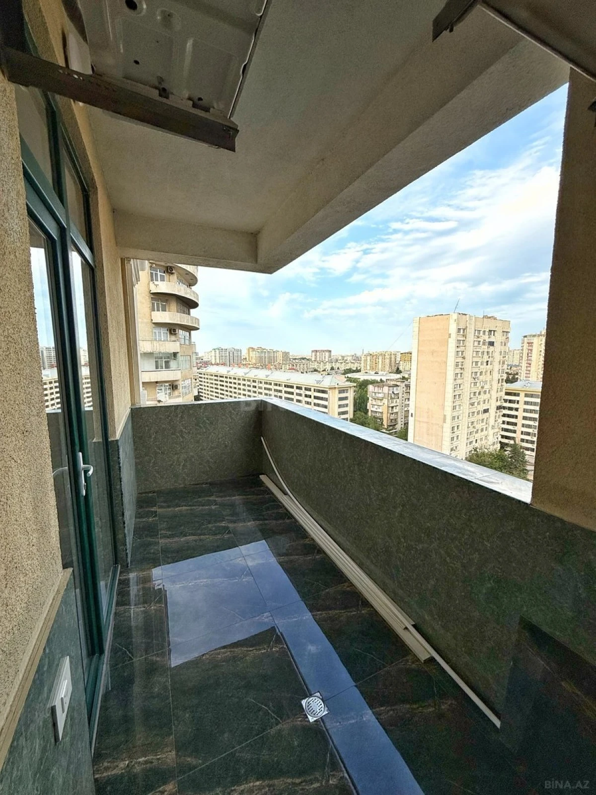 Satılır 4 otaqlı mənzil 165 m²