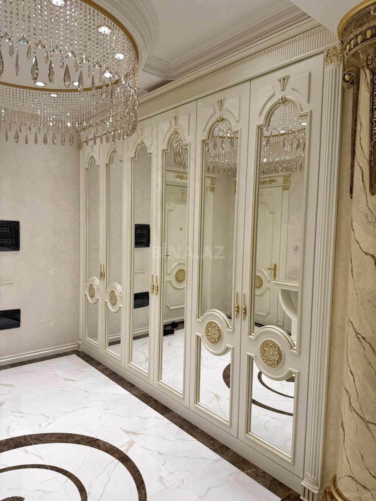 Satılır 4 otaqlı mənzil 165 m²