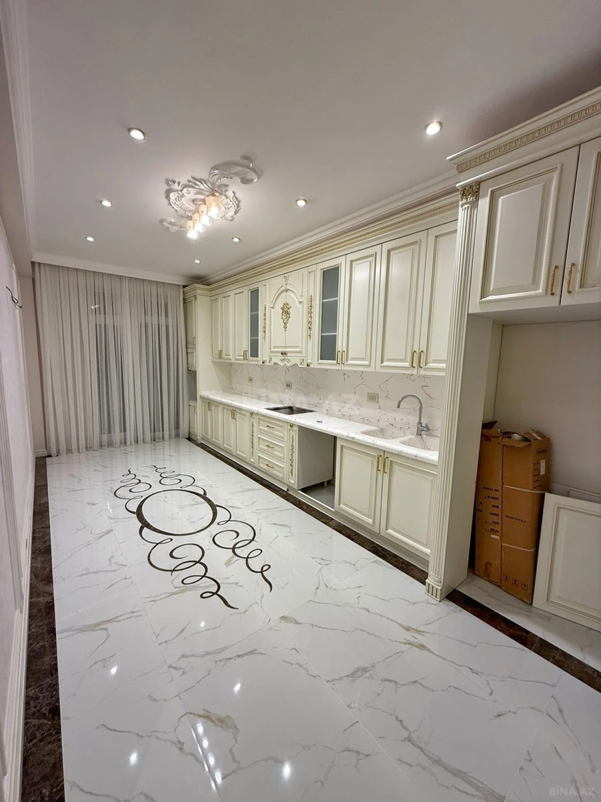 Satılır 4 otaqlı mənzil 165 m²