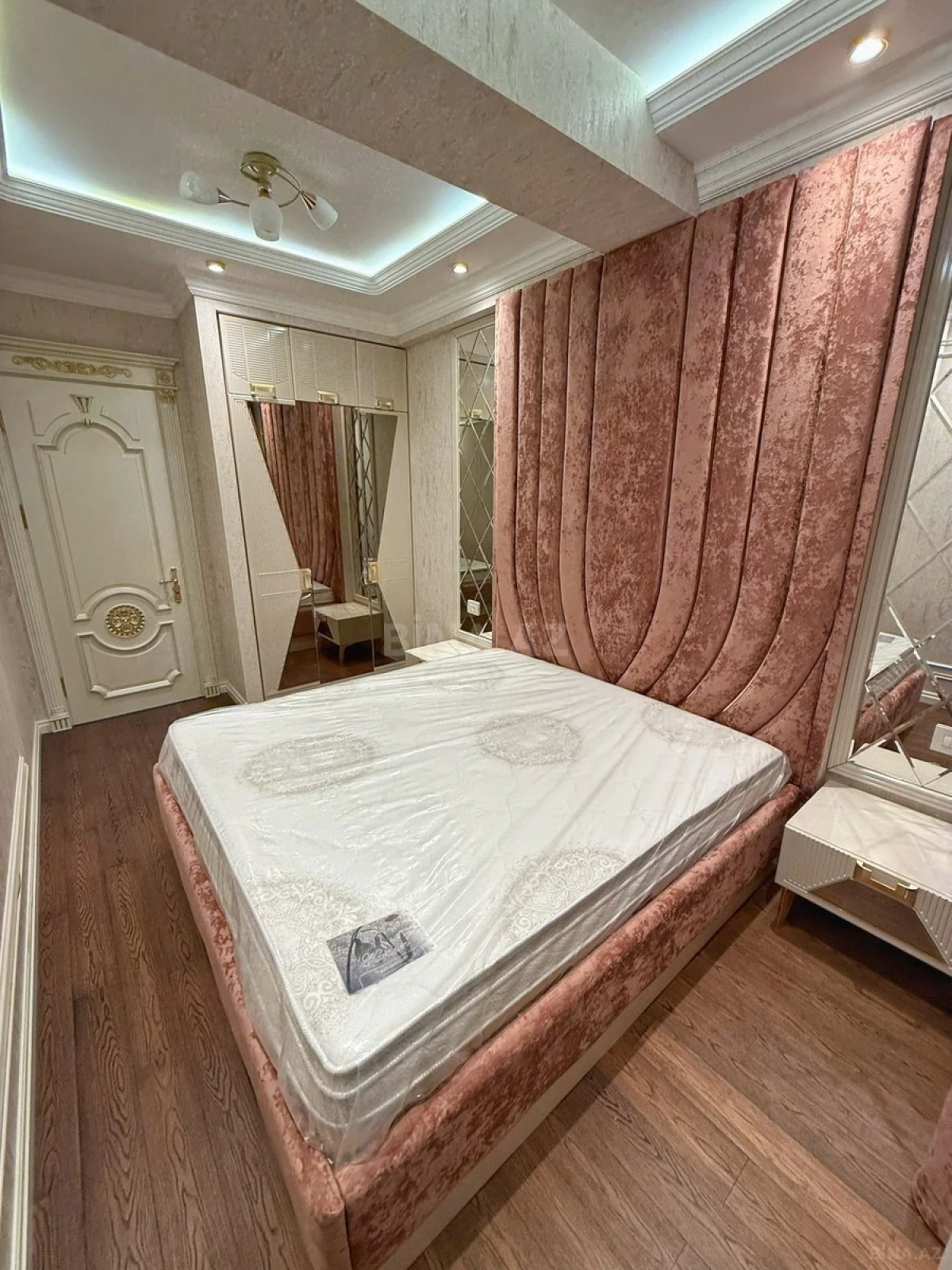 Satılır 4 otaqlı mənzil 165 m²