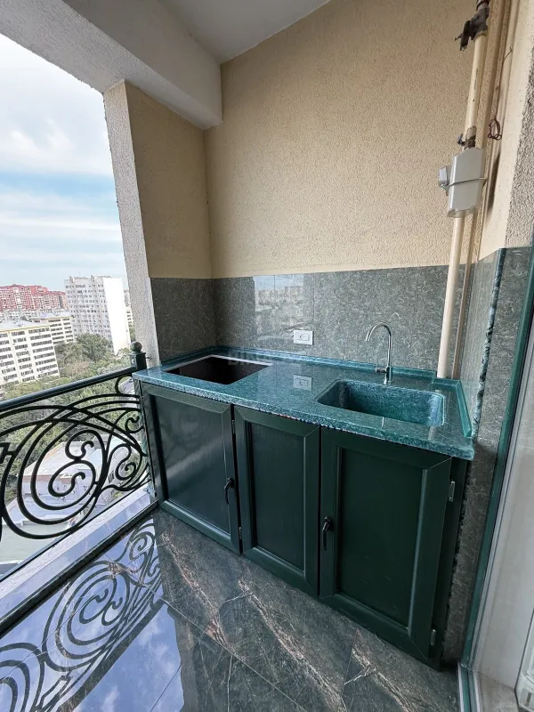 Satılır 4 otaqlı mənzil 165 m²