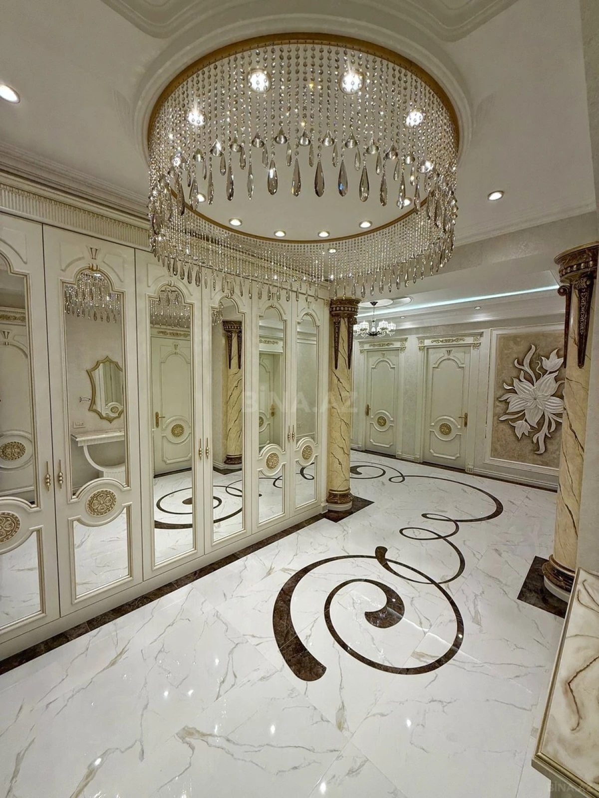 Satılır 4 otaqlı mənzil 165 m²