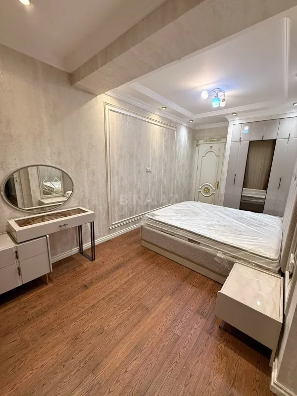 Satılır 4 otaqlı mənzil 165 m²