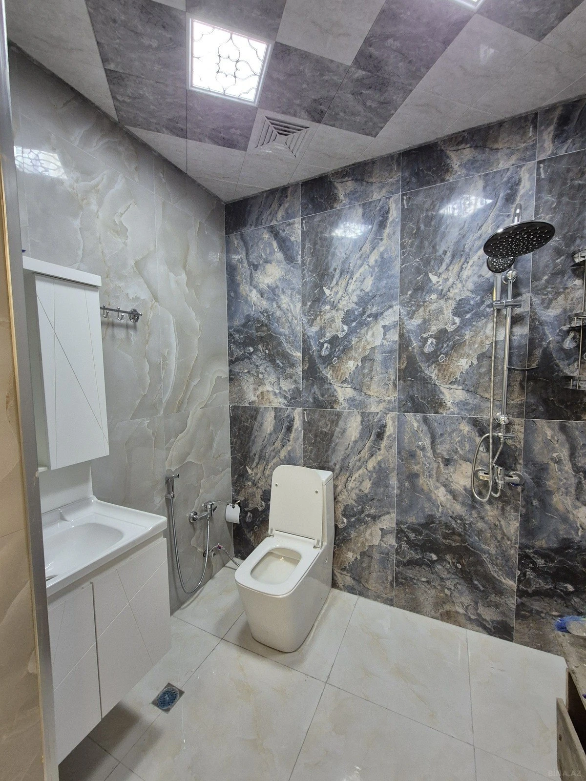 Satılır 2 otaqlı mənzil 75 m²