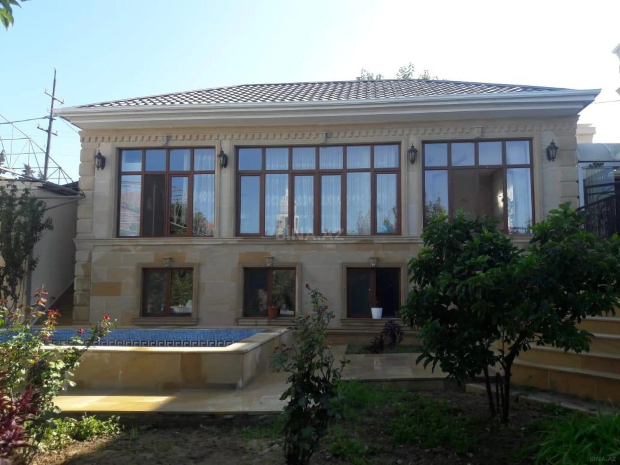 Satılır 5 otaqlı həyət evi 300 m²