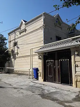 Satılır 5 otaqlı həyət evi 300 m²