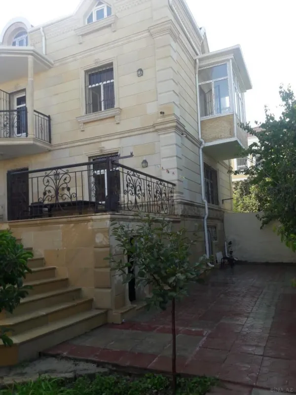Satılır 5 otaqlı həyət evi 300 m²